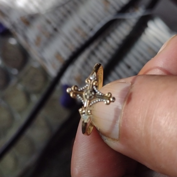 Elegant Gold and Silver Women's Ring - Picture 4 of 4